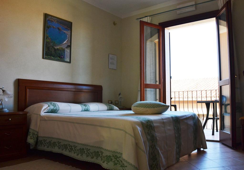 Hotel Da Paolino Trinità dʼAgultu Kültér fotó